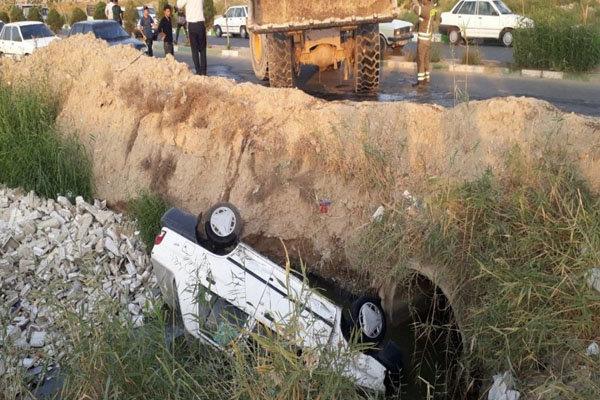 سقوط خودرو پراید به داخل کانال فاضلاب